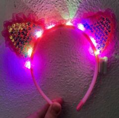 Nessiworld   Kenarları Dantelli Pembe Pullu Payetli Led Işıklı Kedi Kulak Taç 17x19 cm