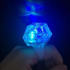 Nessiworld  Kristal Tasarımlı Led Glow Işıklı 3 Modlu Mavi Yüzük 3.5 x 5 cm