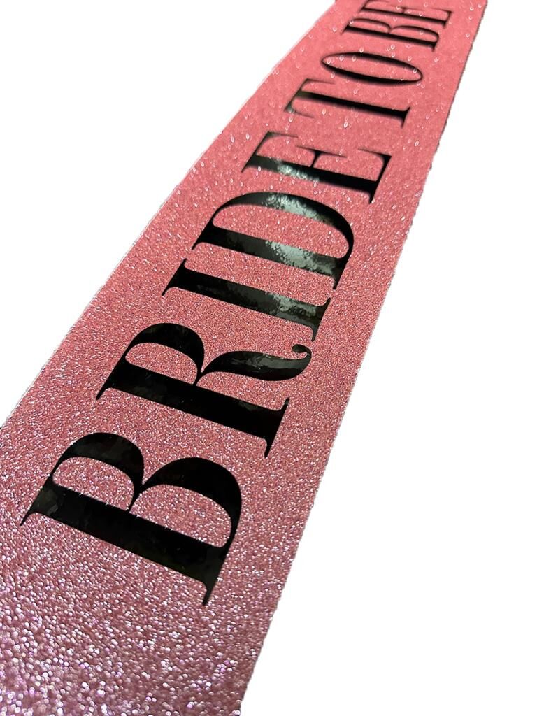 NessiWorld Pembe Üzeri Siyah Kalın Bride To Be Yazılı Simli Işıltılı Kuşak Kemer 10x80 cm