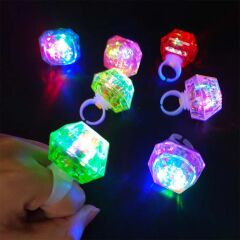 Nessiworld  Kristal Tasarımlı Led Glow Işıklı 3 Modlu Kırmızı Yüzük 3.5 x 5 cm
