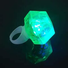 Nessiworld  Kristal Tasarımlı Led Glow Işıklı 3 Modlu Yeşil Yüzük 3.5 x 5 cm