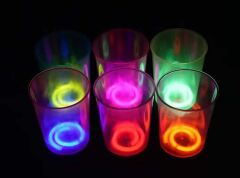 Nessiworld  Karanlıkta Yanan Gece Işığı Mega Glow Bardaklar 8 Adet 8.5 x 10.5 cm