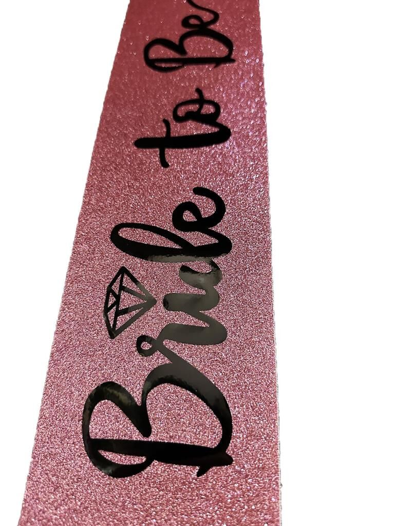 Nessiworld  Pembe Üzeri Siyah İtalik Alyanslı Bride To Be Yazılı Simli Işıltılı Kuşak Kemer 10x80 cm