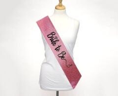 Nessiworld  Pembe Üzeri Siyah İtalik Alyanslı Bride To Be Yazılı Simli Işıltılı Kuşak Kemer 10x80 cm
